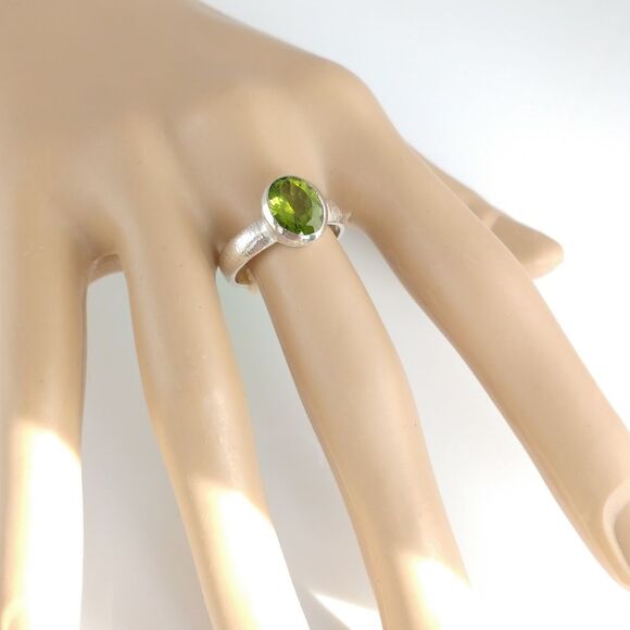 Peridot Ring 2 Carats Size 8 - Picture 7 of 9